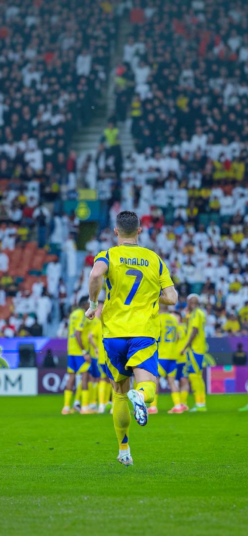 足球是朋友、梦想与人生的瞬间🔴⚫️⚽️（足球，连接友谊，点燃梦想，定格人生瞬间🔴⚫️⚽️）