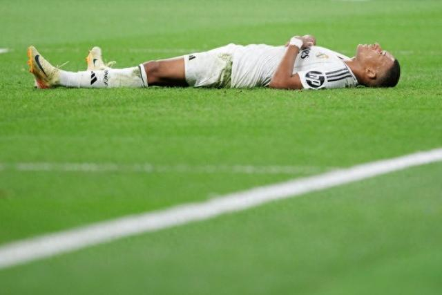 从手足无措到游刃有余，齐达内在公园学着踢毽子（齐达内公园学踢毽子：从生疏到娴熟）