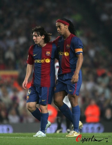 TA：随着主席选举临近，巴萨的长期引援议题根本无法提上议程（TA：主席选举在即，巴萨难以推进长期引援计划）