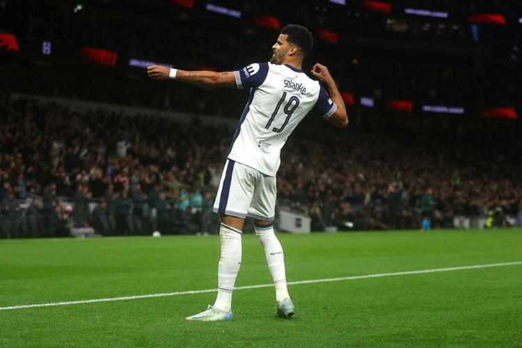 历年中超金靴：武磊34球傲视群雄，法比奥28球独享本赛季金靴（中超金靴回顾：武磊34球一骑绝尘，法比奥28球加冕本季射手王）