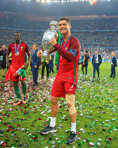 意大利女排险胜土耳其队，第二次获世锦赛冠军，瓦尔加斯空砍33分（意大利女排险胜土耳其，二夺世锦赛桂冠，瓦尔加斯33分难救主）