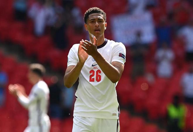 因右踝发炎，朗尼克取消了担任阿森纳vs拜仁解说嘉宾的计划（右踝发炎，朗尼克退出阿森纳战拜仁的解说工作）