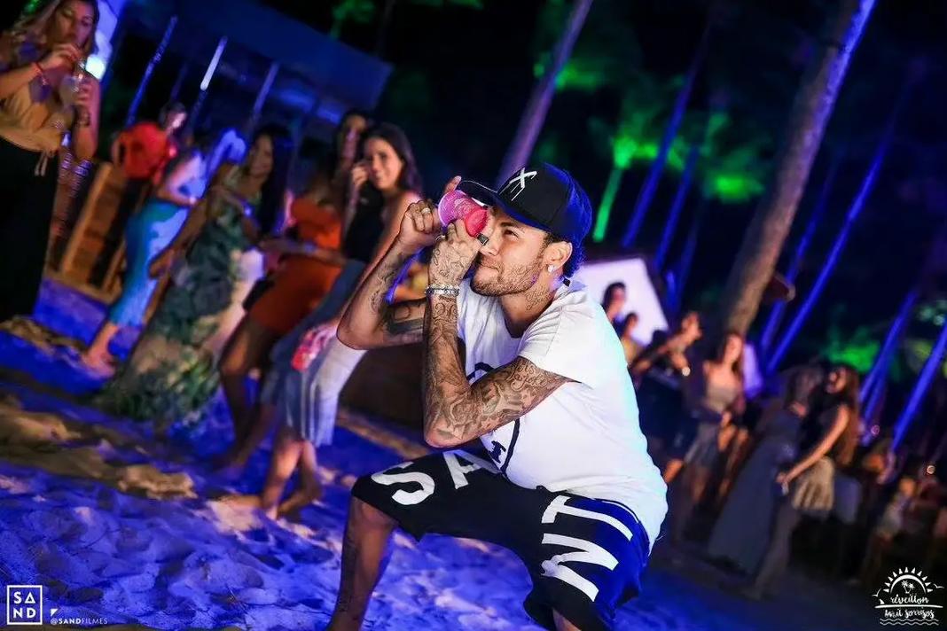 林诗栋：我没有让大家失望！胜利后亲吻胸前国旗