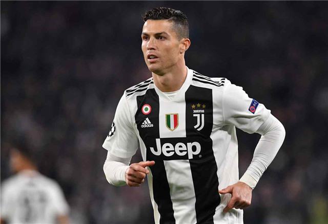 米利亚倒地后被布坎南用球近距离轰了一脚，骂布坎南后遭直红（米利亚倒地遭布坎南近距离砸球，口出恶言后直接染红）