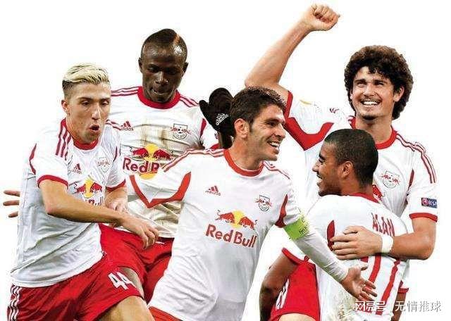 莱奥：我正在学习踢中锋，球队在场内场外都在帮助我（莱奥：正适应中锋位置，球队内外给予我支持）