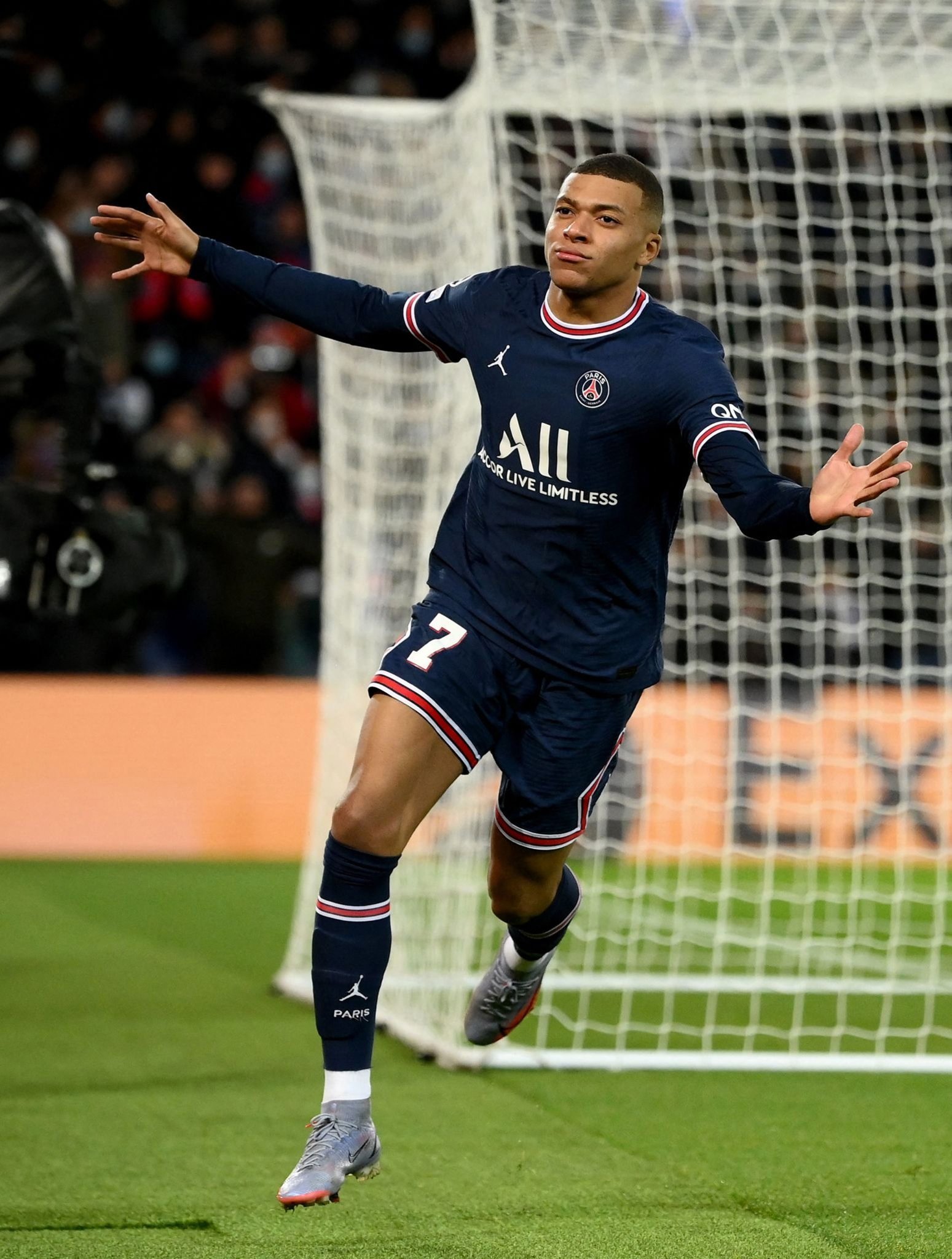 马丁内斯：C罗的价值绝不仅限于辉煌的过去，更立足于当下（马丁内斯：C罗的价值不止于昔日荣光，更在当下闪耀）