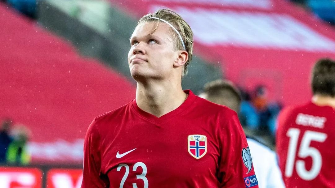 离谱！因内裤颜色与裁判发生争吵，印度球队果阿队长赛前染红（因内裤颜色与裁判争执，印度果阿队长赛前吃到红牌）