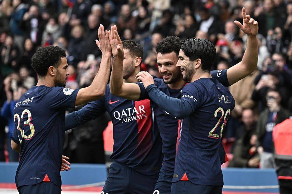 太阳报：女演员悉尼妹恢复单身后收到了大量英超球星的私信（太阳报称：女演员“悉尼妹”回归单身后获众多英超球星私信）