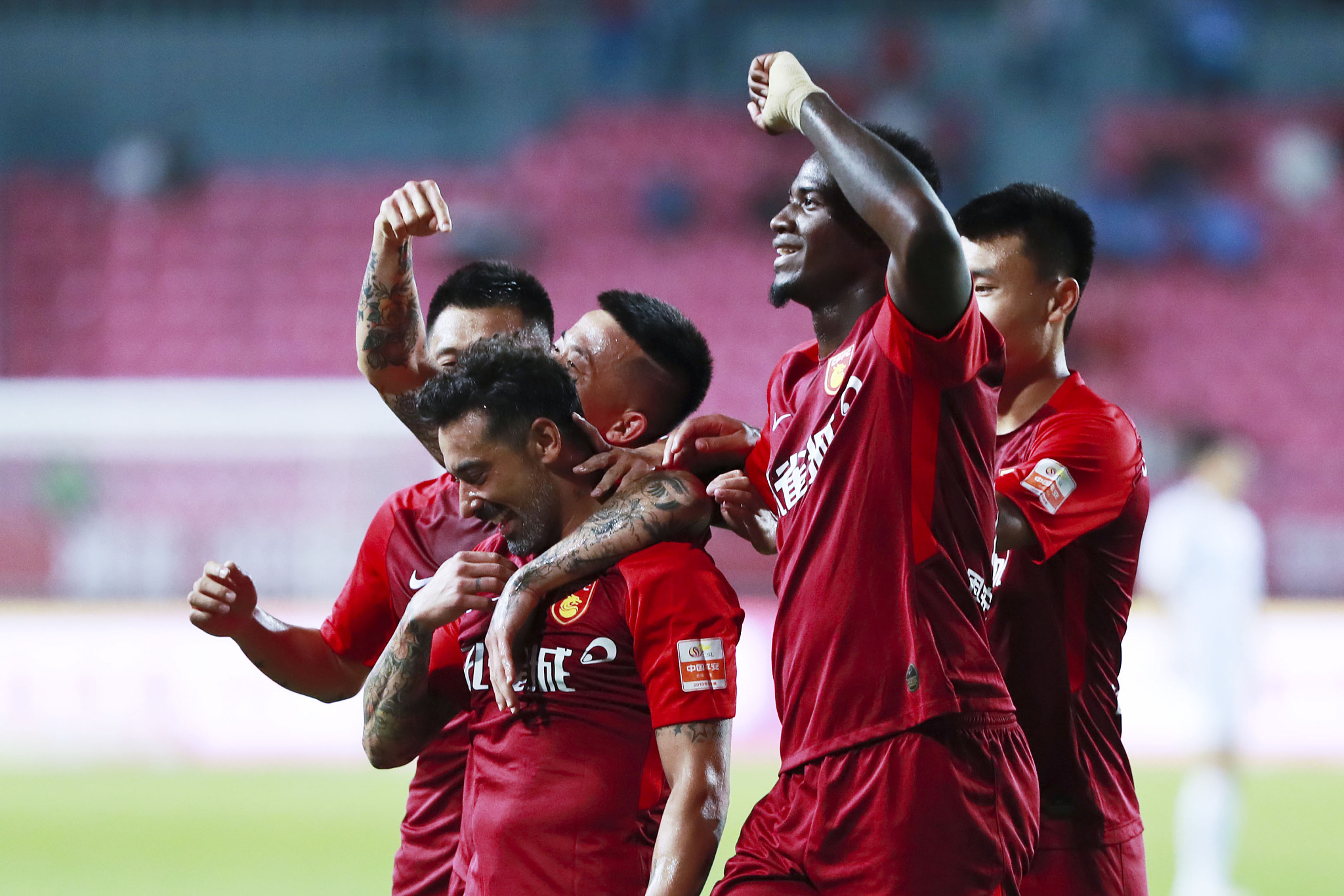 球迷：我们都在见证他的成长（球迷：他的成长，我们一起见证）