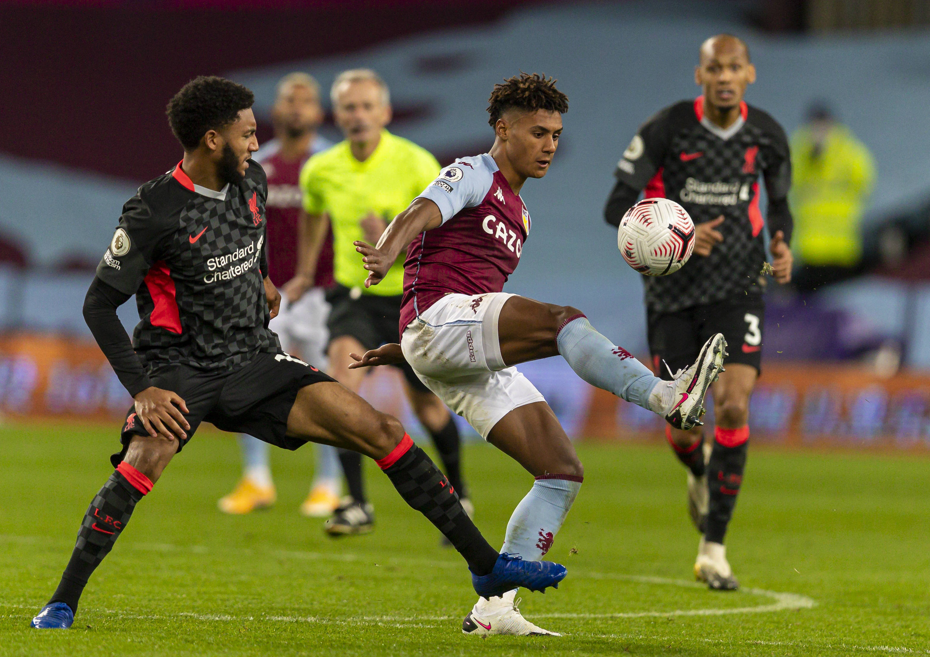 杠上！卡拉格喷费迪南德：草根代言人，怎么不聊聊世界杯票价（正面刚！卡拉格怼费迪南德：既是草根代言人，何不谈谈世界杯票价？）