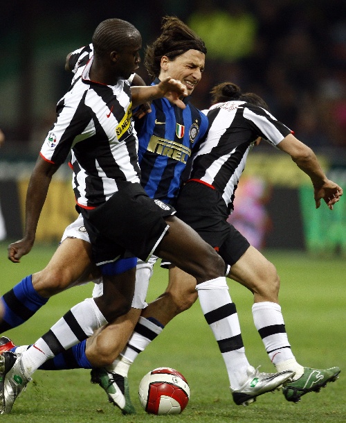 桑德兰悍将诺亚·萨迪基跑动能力惊人。（桑德兰猛将诺亚·萨迪基展现惊人跑动能力）