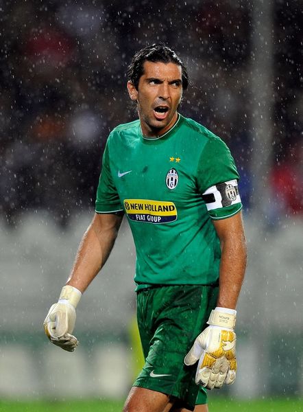 凯文-麦卡利斯特：当然想参加世界杯，阿根廷右后卫竞争很激烈（凯文-麦卡利斯特：我当然想踢世界杯，阿根廷右后卫位置竞争白热化）