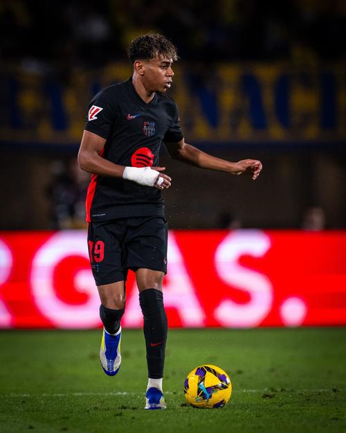 记者：斯卡洛尼将带着大力神杯参加世界杯抽签仪式（据记者报道，斯卡洛尼将携大力神杯出席世界杯抽签仪式）