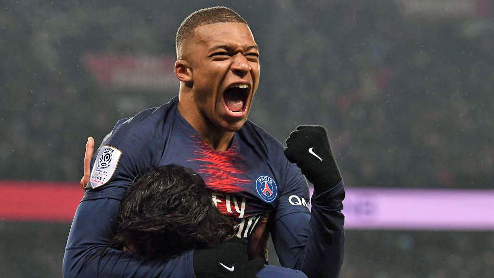 劳塔罗飞铲罗伯逊染黄，国米战利物浦上半场13分钟现争议（国米vs利物浦上半场第13分钟爆争议：劳塔罗飞铲罗伯逊被黄牌警告）