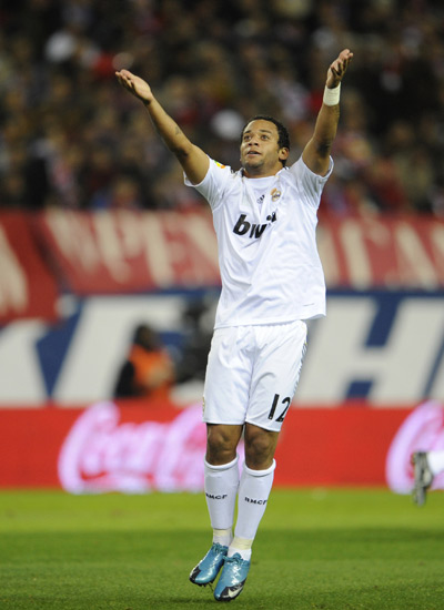 湖人詹姆斯关键三分锁定胜利（詹姆斯飙中制胜三分，湖人锁定胜局）