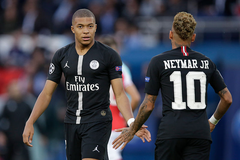 特尔施特根社媒晒恢复训练照片：很高兴归队