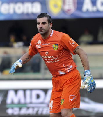 记者：多家豪门有意荷甲19岁中场斯密特，后者被标价2200万镑（多家豪门相中荷甲19岁中场斯密特，标价2200万英镑）