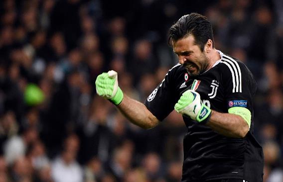 科克获赠马竞700场里程碑纪念球衣，并与全队合影留念（科克获马竞700场里程碑纪念战袍，全队合影致敬）