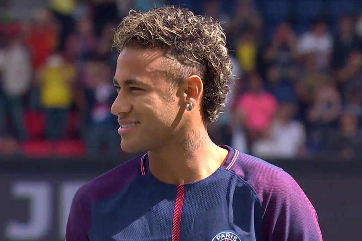 欧文突破制造罚球机会（欧文强突造犯规获罚球）